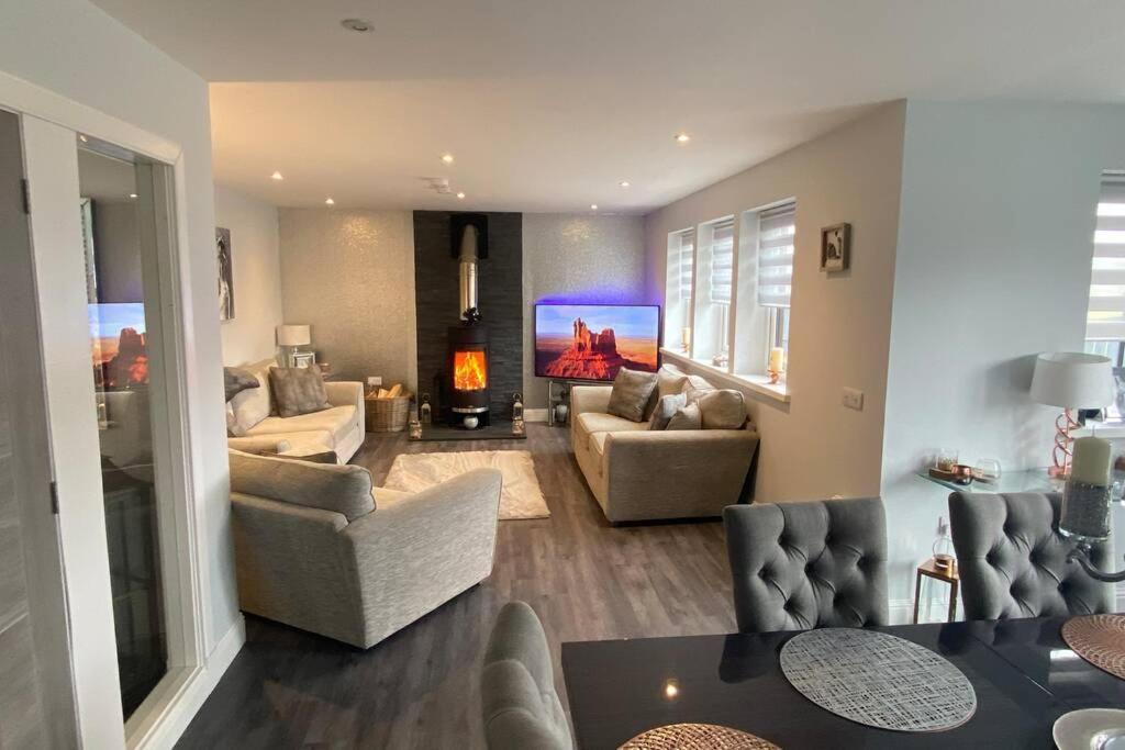 Alcantara- Modern Home With Hot Tub- Sleeps 10 Cromdale Eksteriør billede