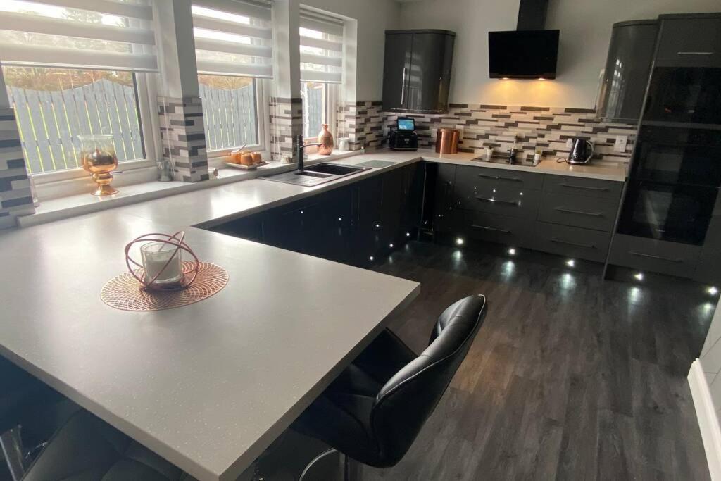 Alcantara- Modern Home With Hot Tub- Sleeps 10 Cromdale Eksteriør billede