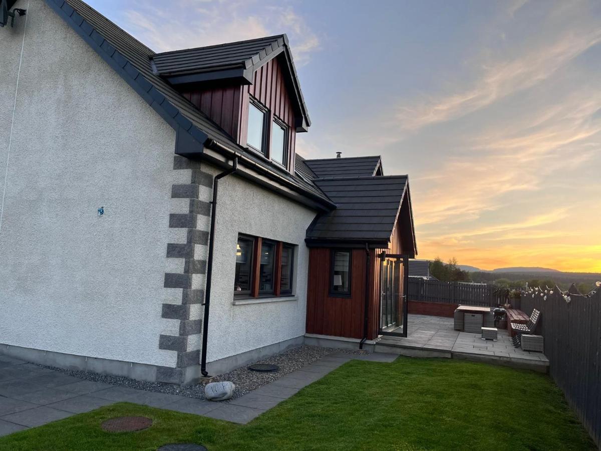 Alcantara- Modern Home With Hot Tub- Sleeps 10 Cromdale Eksteriør billede